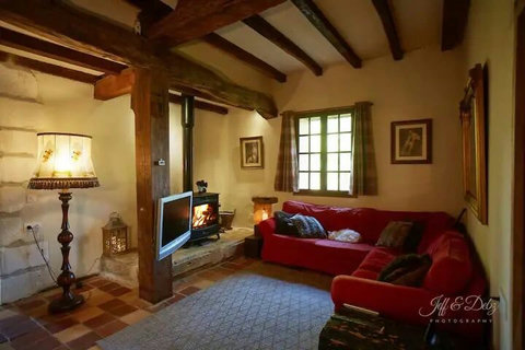 Second lounge and hearth
