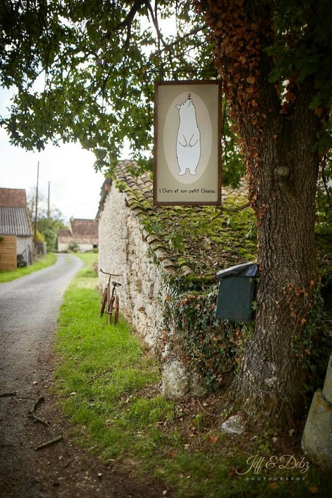 L'Ours et son Petit Oiseau.  Thanks to the talented Sebastien Millon for The Bear and His Little Bird.