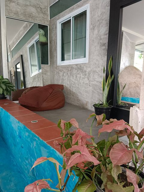 Poolside and 2 big mirrors corners. Everyone loves to look at, Just before leaving home.