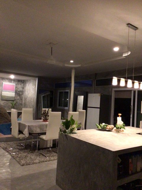Night feeling around the kitchen counter. 