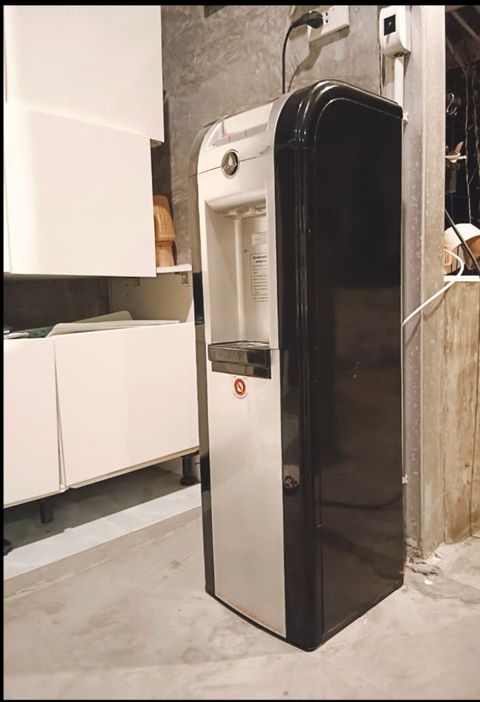 Free drinking from water dispenser 