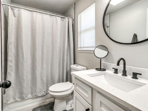 Full Bathroom with tub