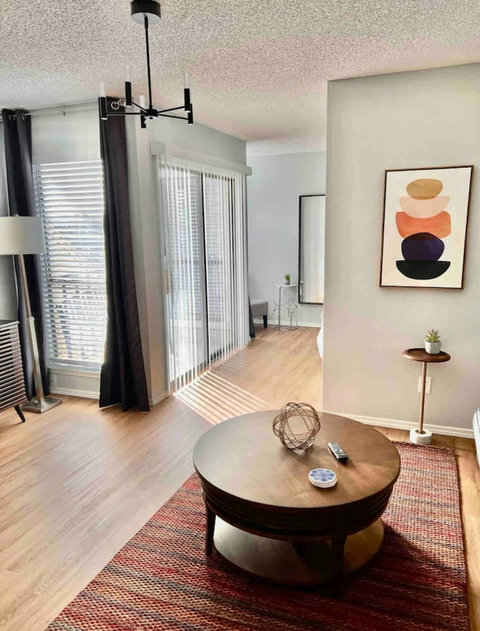 Sunlit Serenity: Bask in Abundant Natural Light in this Captivating Rental with Impressive Window Illumination