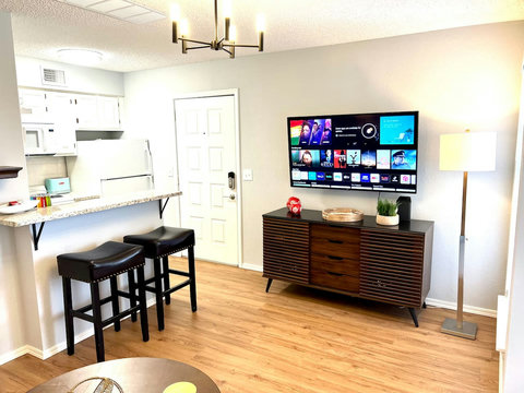 Entertainment Haven: Enjoy Streaming Bliss and Casual Dining at the Chic Bar Area in this Modern Rental