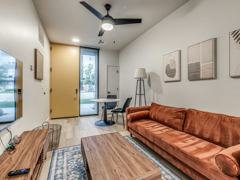 1126 N Shartel #109-32