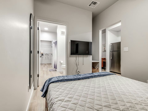 1126 N Shartel #109-41