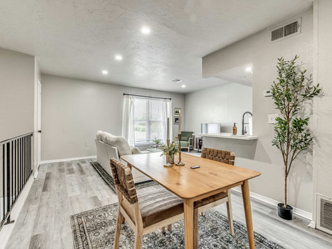 735 Nw 30th St #7-20