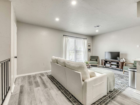 735 Nw 30th St #7-27