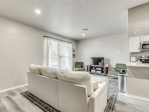 735 Nw 30th St #7-28