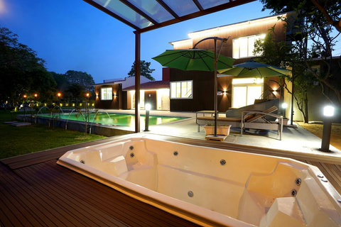 Open-air Jacuzzi Poolside