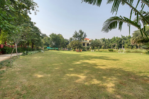 Spacious lawn for huge gathering.