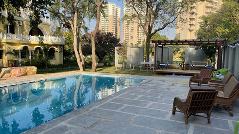 Seating arrangement of 10-12 guests around the pool.