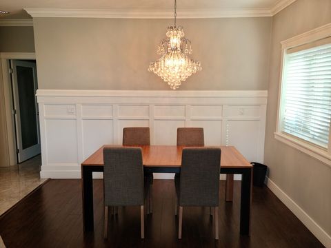 Dining room table to eat or use as additional work station.  Great for digital nomads.  